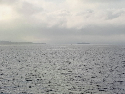 Au loin à bâbord derrière nous : le pointe d'Armor et l'Île Ronde