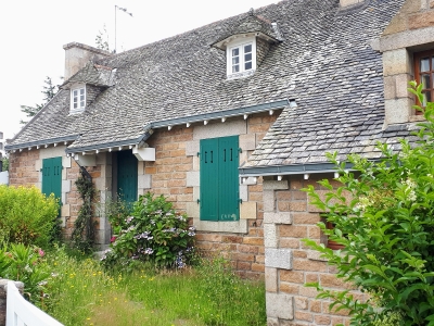 Maison bretonne, granit rose et toits en ardoises