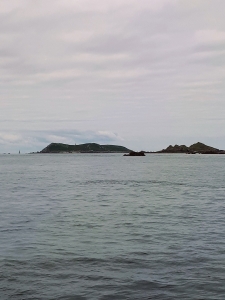 De gauche à droite : les îles de Malban, de Bono et aux Moines